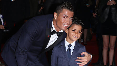 Cristiano Ronaldo und Sohn Cristiano Jr. (Archivbild)