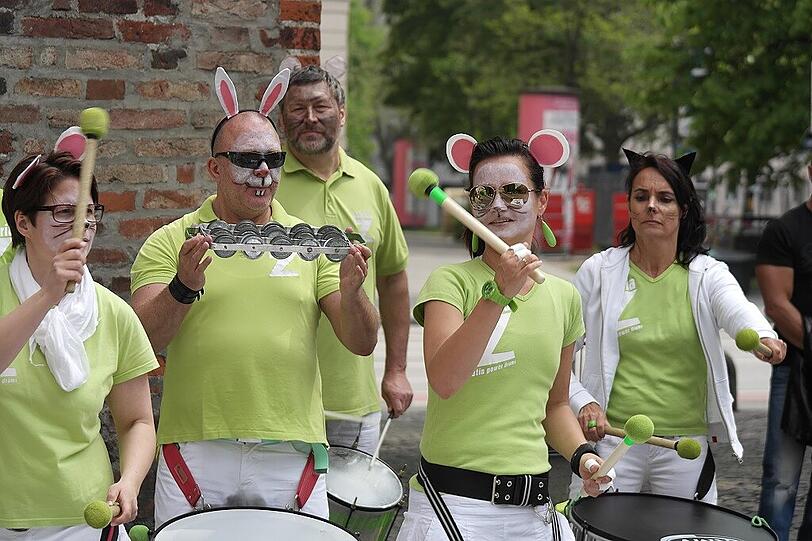 Am Sendlinger Tor hat die Tierrechtsorganisation Animals United Lärm für die Stimmlosen, die Tiere, gemacht.