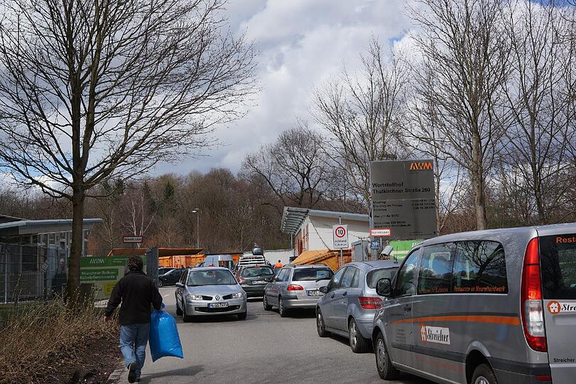Der Weg führt zwischen Wertstoffhof (Bild) und Kleingartenanlage von der Thalkirchner Straße zur Grünanlage. (Archivbild)