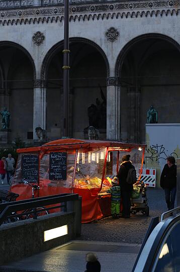 Das Obststandl ist ein netter Farbtupfer vor der Theatinerkirche.