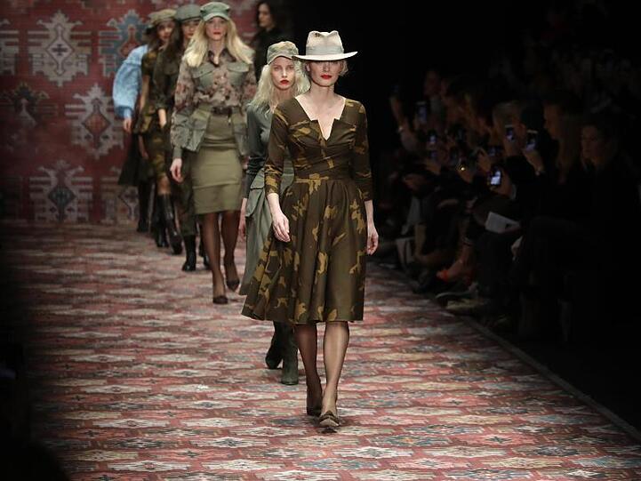 Franziska Knuppe führt die Model-Riege bei der Lena-Hoschek-Show an.