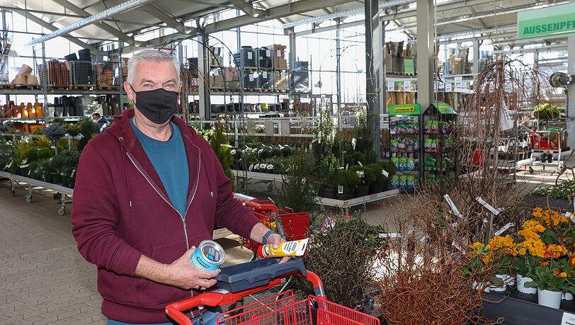 Eine neue Küche hat der Moosacher Gerhard Holtz (63) schon, jetzt kauft er noch MDF-Platten und Farbe im Baumarkt, für ein Regal. Eine neue Küche hat der Moosacher Gerhard Holtz (63) schon, jetzt kauft er noch MDF-Platten und Farbe im Baumarkt, für ein Regal.