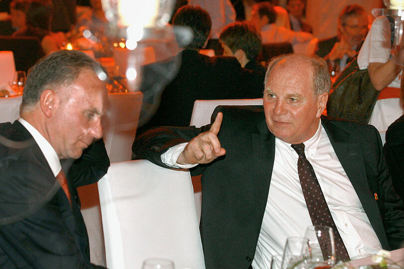 Das Frust-Bankett: Der damalige Präsident Uli Hoeneß (rechts) und der Vorstandsvorsitzende Karl-Heinz Rummenigge.
