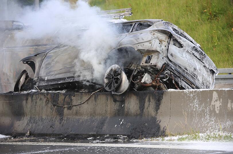 Nach dem Zusammenstoß fing der beschädigte Hybrid-BMW im Bereich der Akkus Feuer. Das Feuer griff auf den Kleintransporter über und setzte diesen in Vollbrand.
