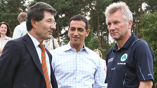 Ein Trio, ein Ziel: Boss Helmut Hack, Manager Rachid Azzouzi & Trainer Benno Möhlmann (v.l.). Ein Trio, ein Ziel: Boss Helmut Hack, Manager Rachid Azzouzi & Trainer Benno Möhlmann (v.l.).