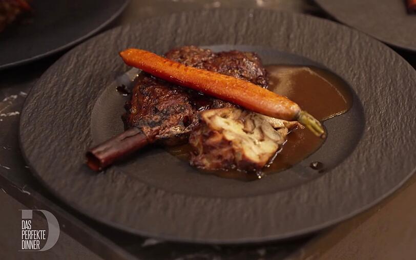 Nicks vegetarische "Keule" mit Laugenknödel und glasierten Karotten überzeugt nicht alle. Nicks vegetarische "Keule" mit Laugenknödel und glasierten Karotten überzeugt nicht alle.