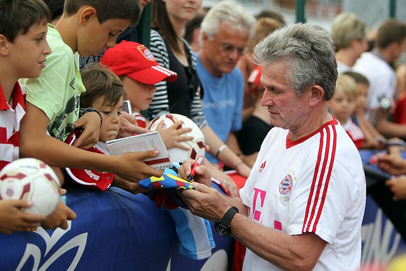 Jupp Heynckes schreibt Autogramme im Bayern-Trainingslager am Gardasee.