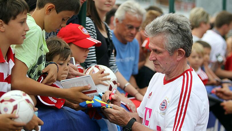 Jupp Heynckes schreibt Autogramme im Bayern-Trainingslager am Gardasee. Jupp Heynckes schreibt Autogramme im Bayern-Trainingslager am Gardasee.