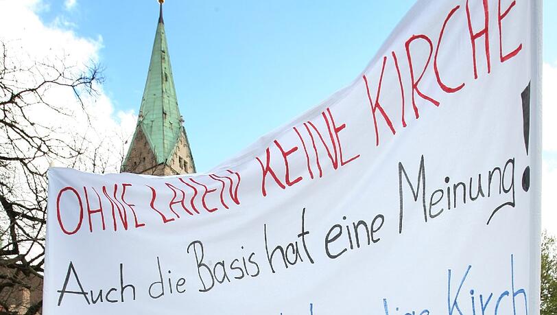 Katholiken stehen am Samstag (21.04.2012) mit Transparenten auf dem Domplatz von Augsburg (Schwaben). Im Rahmen einer Kundgebung demonstrieren sie gegen die geplante Pastoralreform des Bistums Augsburg. Katholiken stehen am Samstag (21.04.2012) mit Transparenten auf dem Domplatz von Augsburg (Schwaben). Im Rahmen einer Kundgebung demonstrieren sie gegen die geplante Pastoralreform des Bistums Augsburg.