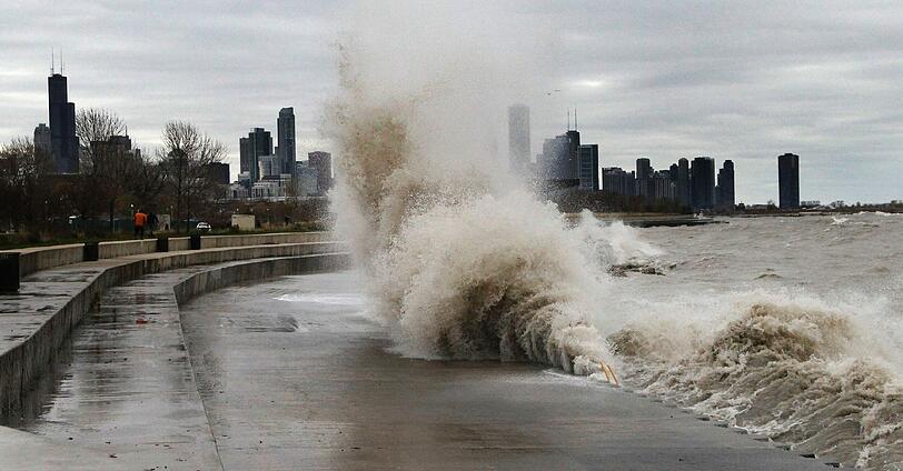 Meterhoch peitscht die Welle: Die Nachwehen des Sturms.