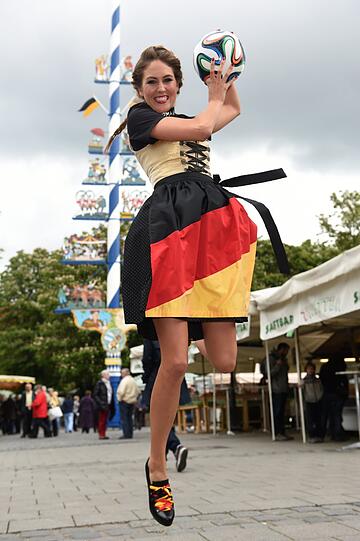 Model und Modebloggerin Maria Imizcoz präsentierte sich am Donnerstag in Trachtenmode - und zwar ziemlich sexy.