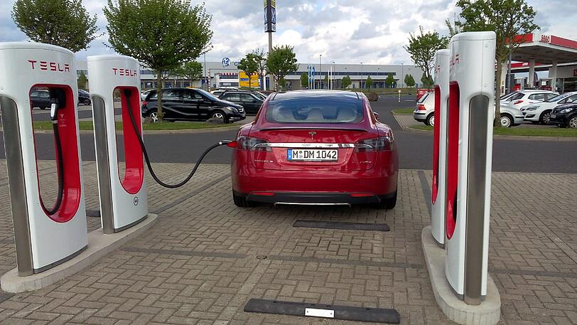 Die Ladestationen sind meist an Autohöfen in Autobahnnähe zu finden.