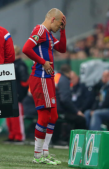 28. April - Arjen Robben: Autsch! Wegen einer Bauchmuskelzerrung fehlte der Flügelspieler dem FC Bayern vier Wochen lang - ausgerechnet in der so wichtigen Phase der Saison. Im DFB-Pokal gegen den BVB wurde der 31-Jährige eingewechselt, sollte sich für das Champions-League-Spiel gegen Barcelona einspielen. Doch nach 16 Minuten der Schock: Muskelbündelriss - Saisonaus!