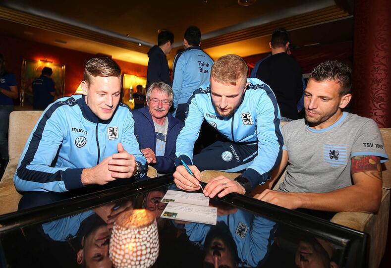 Launiger Abend im "Piano Room" des Mannschaftshotels der Löwen: Die 1860-Kicker trafen auf die Fans und tauschten sich rege mit den Anhängern aus.