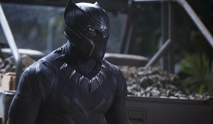 T'Challa besteigt nach dem Tod seines Vaters Wakandas Thron und wird zu Black Panther (Chadwick Boseman).