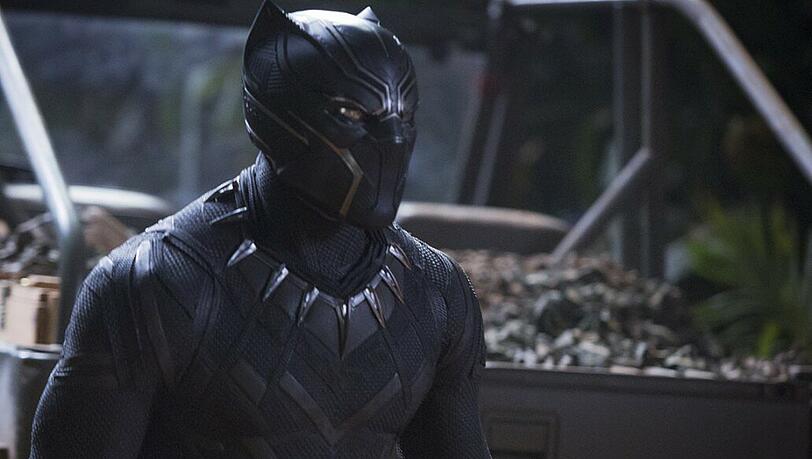 T'Challa besteigt nach dem Tod seines Vaters Wakandas Thron und wird zu Black Panther (Chadwick Boseman).