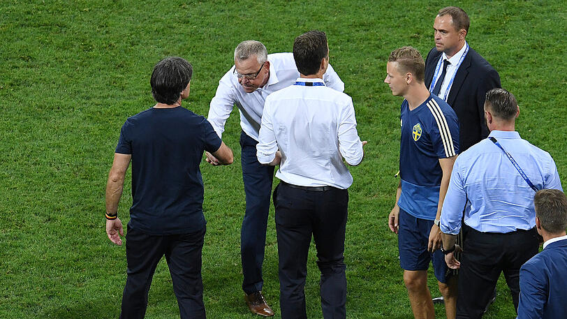 Shakehands nach dem Spiel: Schwedens Trainer Janne Andersson und DFB-Coach Joachim Löw (l.).