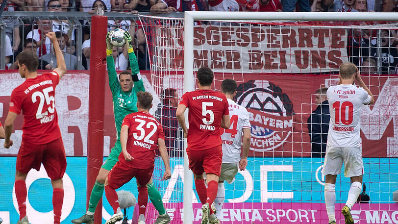 Höchststrafe für den Schützen: Elfmeter-Killer Manuel Neuer hat den ersten sicher. Den den zweiten nicht.