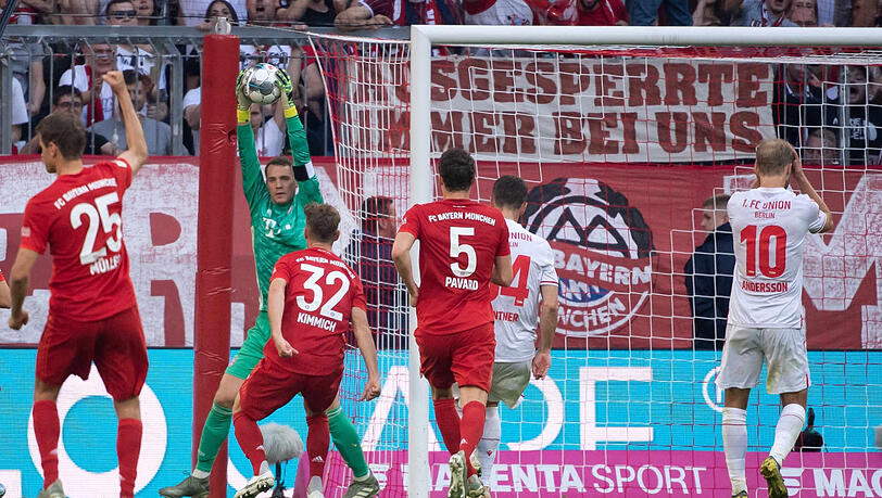 Höchststrafe für den Schützen: Elfmeter-Killer Manuel Neuer hat den ersten sicher. Den den zweiten nicht. Höchststrafe für den Schützen: Elfmeter-Killer Manuel Neuer hat den ersten sicher. Den den zweiten nicht.