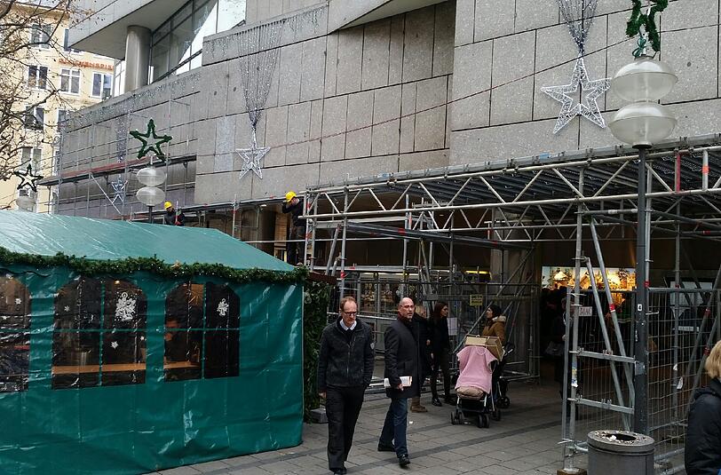 Seit Mittwoch in der Früh ist der Kaufhof am Marienplatz wieder geöffnet. Am Vorabend wurde das Gebäude komplett gesperrt. Teile der Fassade drohten abzubrechen.