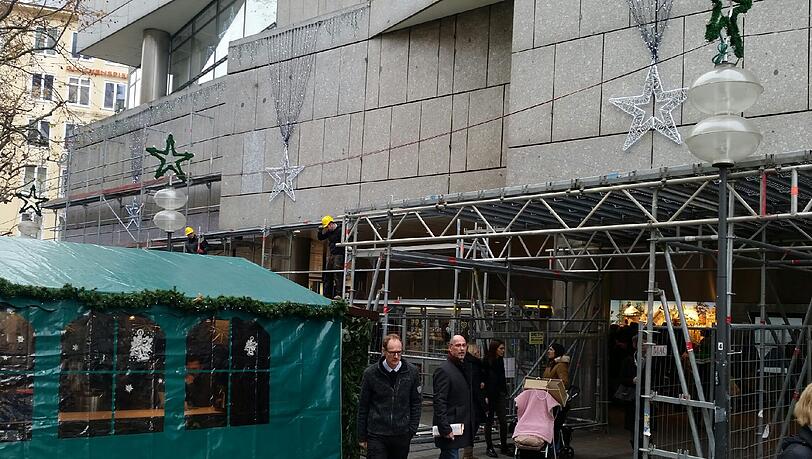 Seit Mittwoch in der Früh ist der Kaufhof am Marienplatz wieder geöffnet. Am Vorabend wurde das Gebäude komplett gesperrt. Teile der Fassade drohten abzubrechen. Seit Mittwoch in der Früh ist der Kaufhof am Marienplatz wieder geöffnet. Am Vorabend wurde das Gebäude komplett gesperrt. Teile der Fassade drohten abzubrechen.
