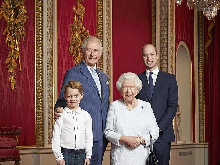 Prinz Charles (l-r, hinten), Prinz William, Prinz George (l-r, vorne) und Königen Elizabeth II. stehen für ein Foto zu Beginn des neuen Jahrzehnts nebeneinander.