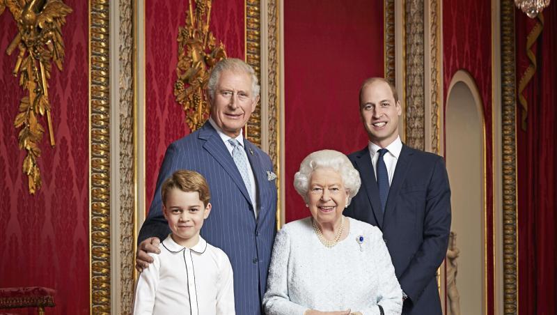 Prinz Charles (l-r, hinten), Prinz William, Prinz George (l-r, vorne) und Königen Elizabeth II. stehen für ein Foto zu Beginn des neuen Jahrzehnts nebeneinander. Prinz Charles (l-r, hinten), Prinz William, Prinz George (l-r, vorne) und Königen Elizabeth II. stehen für ein Foto zu Beginn des neuen Jahrzehnts nebeneinander.