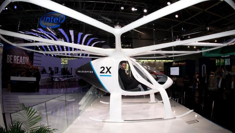 Das "Lufttaxi" Volocopter 2x ist eine Passagier-Drohne und bietet Platz für zwei Personen. Es wird elektrisch über 18 Rotoren betrieben. Das "Lufttaxi" Volocopter 2x ist eine Passagier-Drohne und bietet Platz für zwei Personen. Es wird elektrisch über 18 Rotoren betrieben.