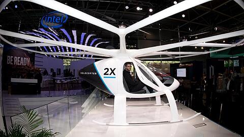 Das "Lufttaxi" Volocopter 2x ist eine Passagier-Drohne und bietet Platz für zwei Personen. Es wird elektrisch über 18 Rotoren betrieben.
