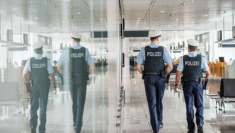 Vor einer Polizeistation am Münchner Flughafen hat sich ein 24-Jähriger erleichtert. Beamte fanden einen Kothaufen vor ihrer Türe. (Symbolbild)