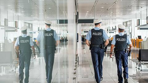 Vor einer Polizeistation am Münchner Flughafen hat sich ein 24-Jähriger erleichtert. Beamte fanden einen Kothaufen vor ihrer Türe. (Symbolbild)