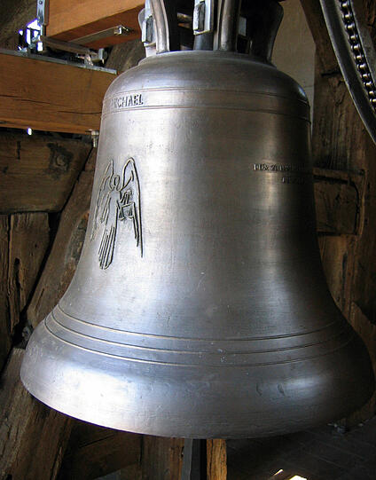 Michaelsglocke (2003, 440 Kilo, Südturm): Läutet zum Neujahr, gefolgt von allen Domglocken.
