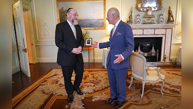 König Charles III. und Rabbi Ephraim Mirvis im Buckingham Palast.