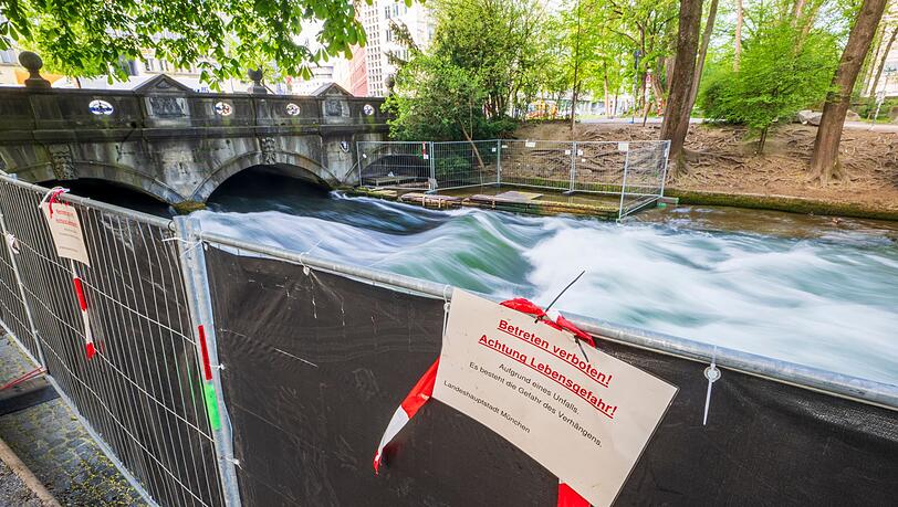 Nach einem schweren Surfunfall erwägen die Behörden, zur Ermittlung der Unglücksursache die Münchner Eisbachwelle zeitweise trockenzulegen.