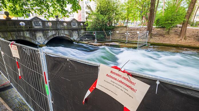 Nach einem schweren Surfunfall erwägen die Behörden, zur Ermittlung der Unglücksursache die Münchner Eisbachwelle zeitweise trockenzulegen.