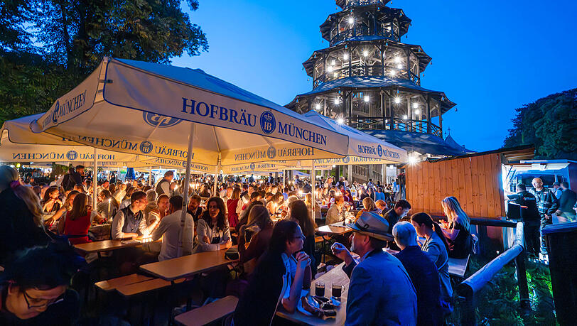 Viele Frühaufsteher in der Stadt: Schon in den frühsten Morgenstunden sitzen Besucher im Biergarten am Chinesischen Turm und bereiten sich auf den Kocherlball vor. Sie unterhalten sich, trinken Bier und essen ihre Brotzeiten. Viele Frühaufsteher in der Stadt: Schon in den frühsten Morgenstunden sitzen Besucher im Biergarten am Chinesischen Turm und bereiten sich auf den Kocherlball vor. Sie unterhalten sich, trinken Bier und essen ihre Brotzeiten.