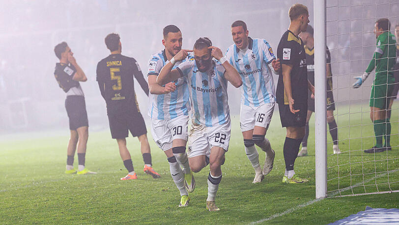 Den Durchblick behalten im Auer Abwehr-Chaos und im aufziehenden Nebel, den schließlich die Fans intensivieren: Maskenmann Sigurd Haugen (Mitte) dreht nach seinem Kopfball zum 2:1 jubelnd ab, Maximilian Wolfram (l.) und Max Reinthaler sind begeistert. Den Durchblick behalten im Auer Abwehr-Chaos und im aufziehenden Nebel, den schließlich die Fans intensivieren: Maskenmann Sigurd Haugen (Mitte) dreht nach seinem Kopfball zum 2:1 jubelnd ab, Maximilian Wolfram (l.) und Max Reinthaler sind begeistert.