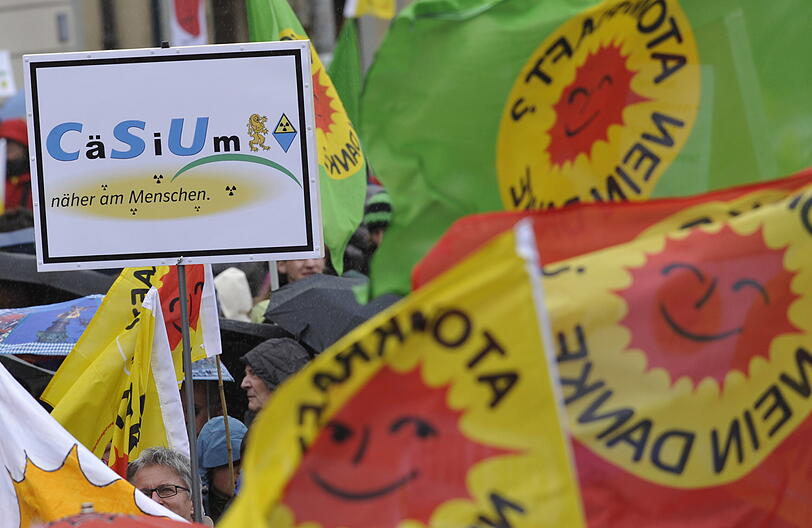 Trotz strömenden Regens haben am Samstagnachmittag rund 30.000 Menschen an einer Kundgebung
gegen Atomenergie auf dem Münchner Odeonsplatz teilgenommen. Sehen Sie hier die besten Bilder der Aktion.