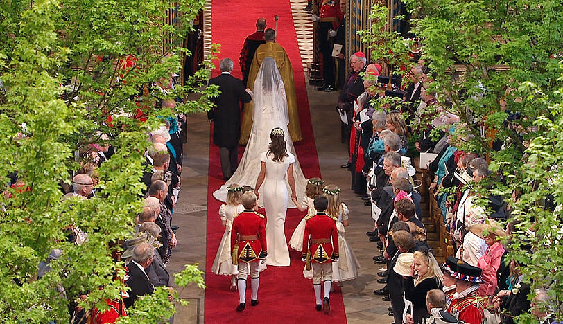 Kate schreitet den Roten Teppich in der Abbey entlang - zu ihrem Prinz William.