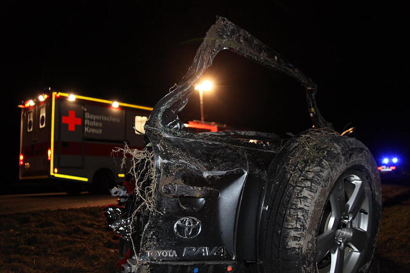 Schwerer Unfall auf der Staatsstraße 2550 bei Altötting. Der Fahrer des Wagens starb noch am Unfallort.