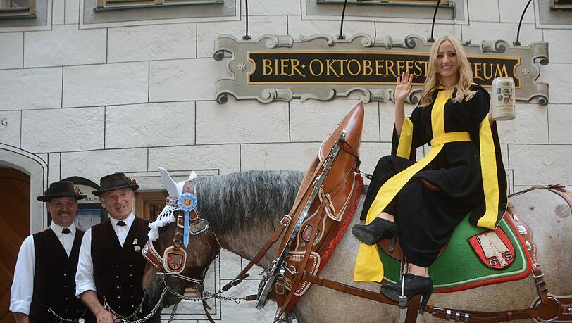 Kindl Laila probiert schon mal den Damensitz auf dem Brauerei-Kaltblüter „Jackl“. Kindl Laila probiert schon mal den Damensitz auf dem Brauerei-Kaltblüter „Jackl“.