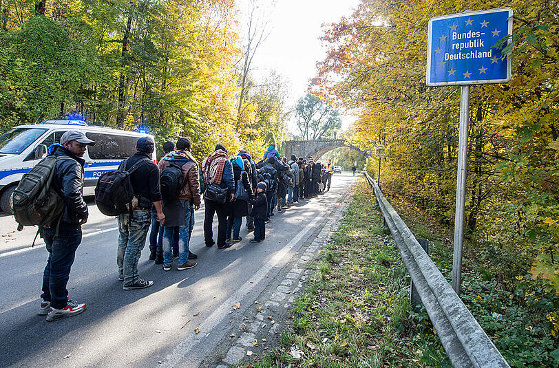 Sie haben es geschafft: Flüchtlinge passieren das Grenzschild zu Bundesrepublik Deutschland.