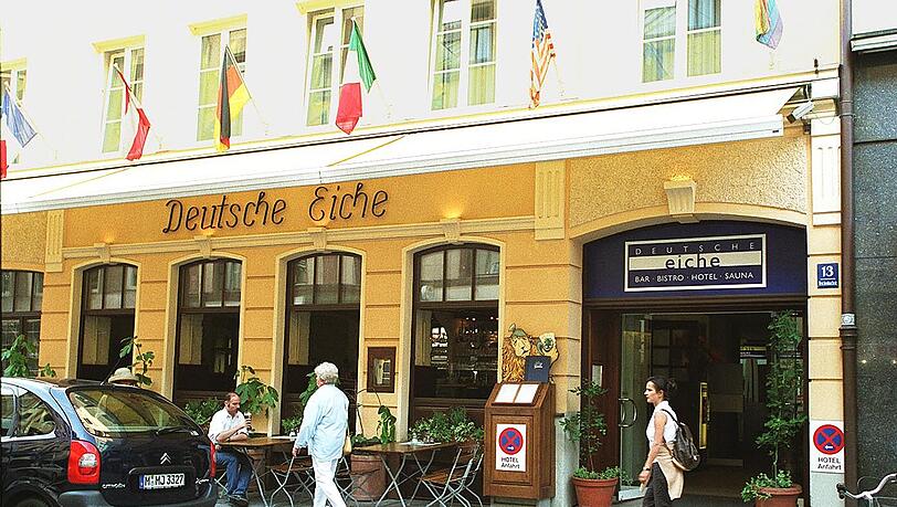 Das Traditionshaus mit Gaststätte und Hotel im Gärtnerplatzviertel ist einer der ältesten Treffpunkte der schwul-lesbischen Szene in München. Das Traditionshaus mit Gaststätte und Hotel im Gärtnerplatzviertel ist einer der ältesten Treffpunkte der schwul-lesbischen Szene in München.