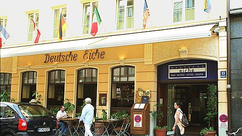 Das Traditionshaus mit Gaststätte und Hotel im Gärtnerplatzviertel ist einer der ältesten Treffpunkte der schwul-lesbischen Szene in München.