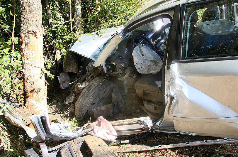 Missglücktes Überholmanöver - die Bilder von der Unfallstelle auf der B12 im Landkreis Mühldorf.