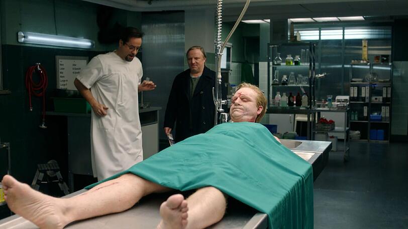 Guido Cantz (mi.) legt Tatort-Kommissare Axel Prahl (li.) und Jan Josef Liefers (re.) rein