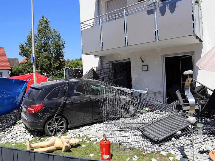Ein Fahrer ist mit seinem Pkw gegen ein Haus gekracht. Foto: Eberlein/vifogra/dpa