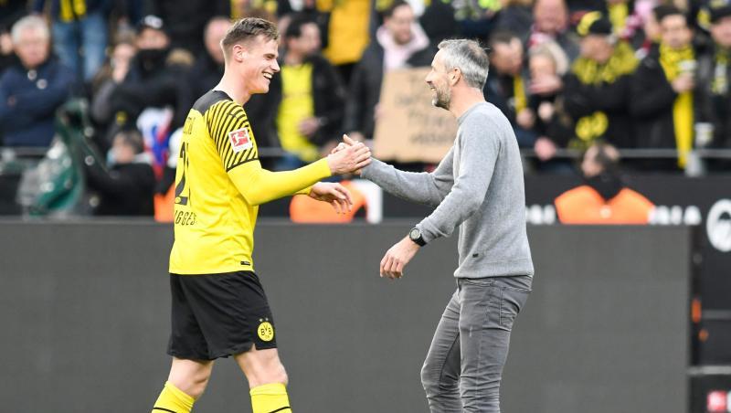 Extralob vom Coach: BVB-Trainer Marco Rose beglückwünscht Steffen Tigges.
