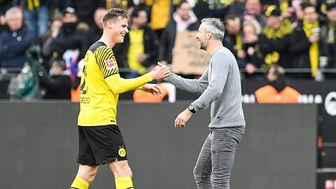 Extralob vom Coach: BVB-Trainer Marco Rose beglückwünscht Steffen Tigges.