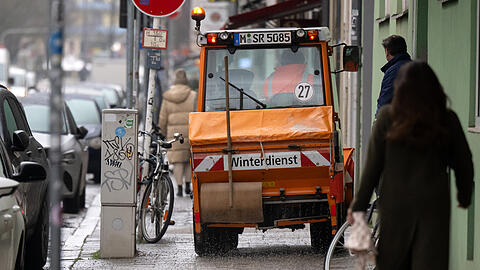 Ein Räumfahrzeug fährt über einen Gehweg in der Münchner Innenstadt. Der Deutsche Wetterdienst (DWD) warnt für das Gebiet der Landeshauptstadt vor Glatteis.